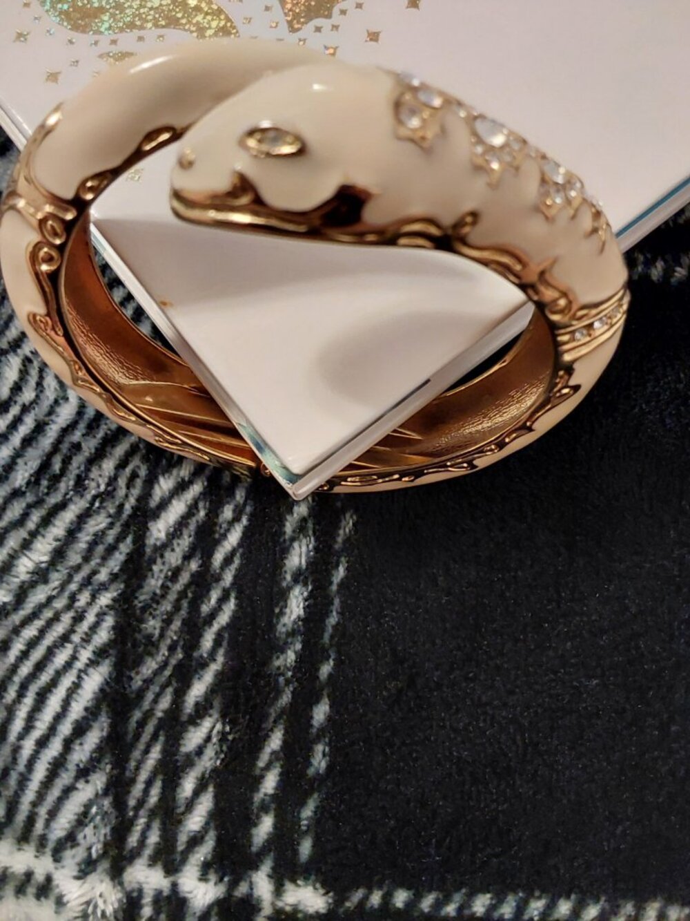 2005 SNAKE BEAUTIFUL HEAVY DUTY HINGE THICK BRACELET NEW CONDITION. BEAUTIFUL.